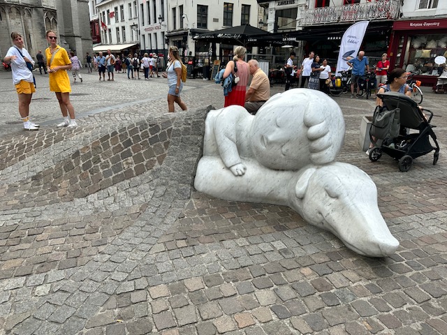 外にはパトラッシュとネロが 寝てました