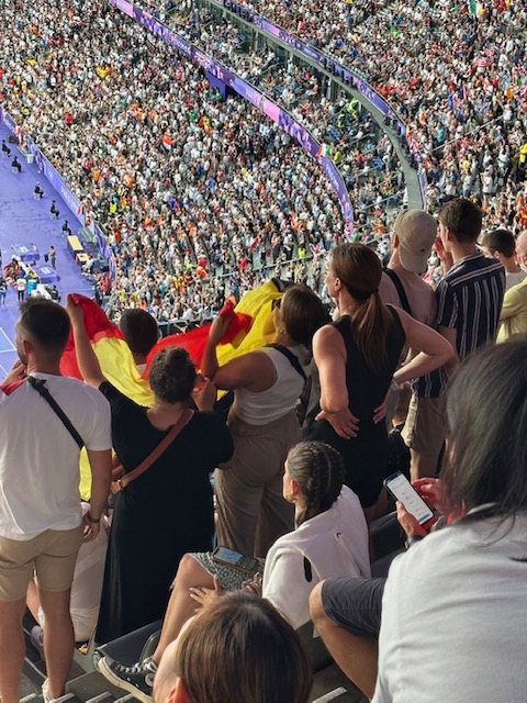 スタンドで応援する世界各国のみなさん