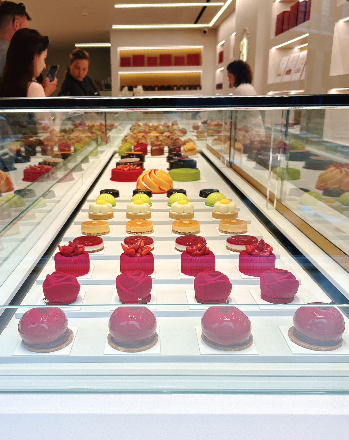 宝石のように美しいケーキが並んでいました