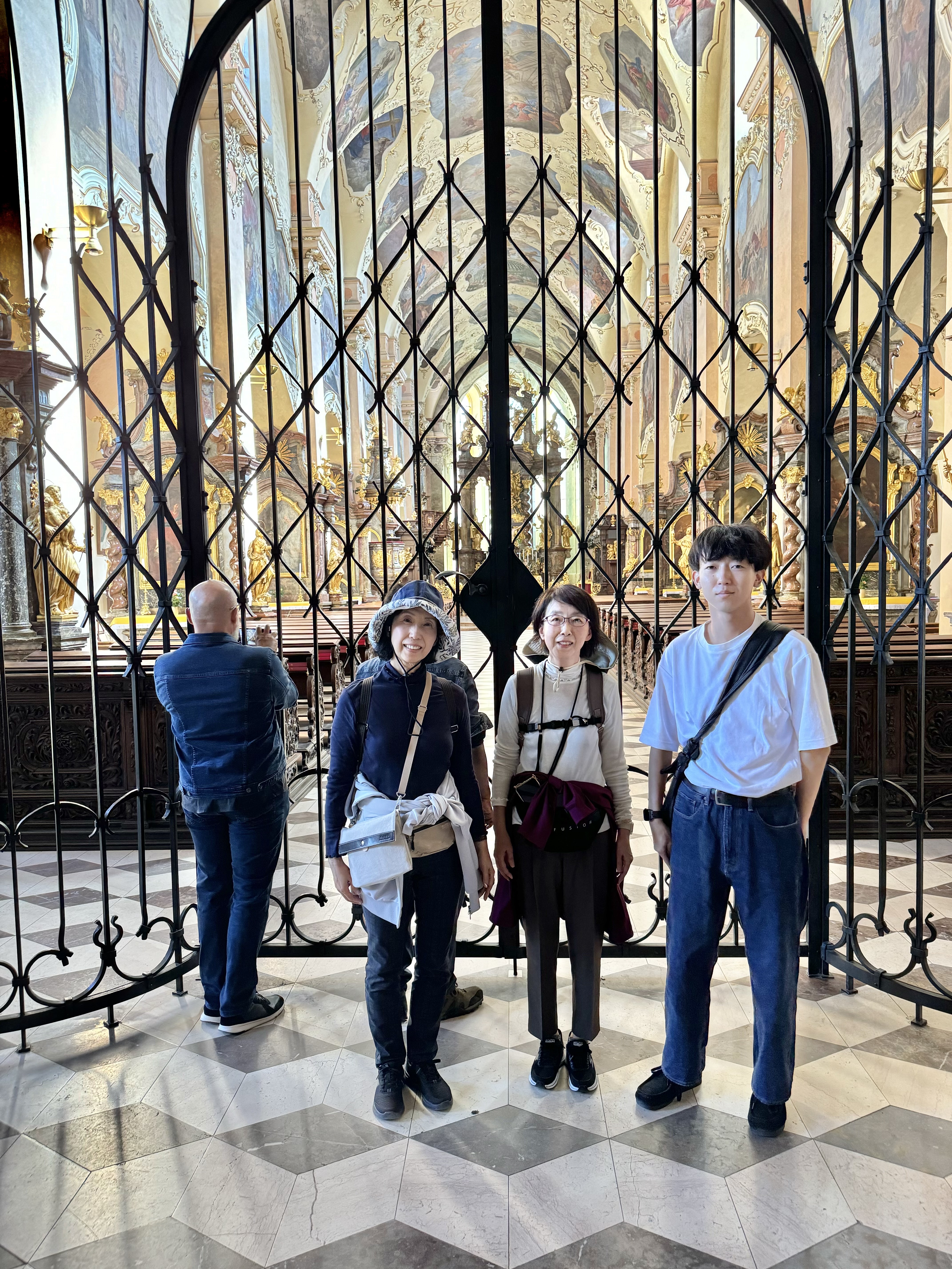 ストラホフ修道院内　世界一美しい図書館の中にて