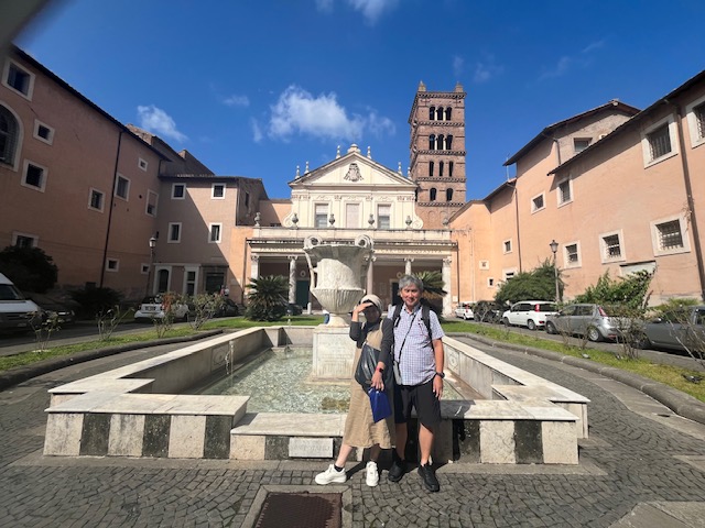 両サイドの建物は修道院