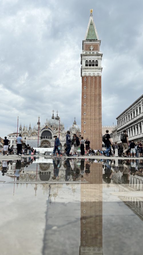 浸水しているサンマルコ広場　水面にサンマルコ寺院と鐘楼が映っていました