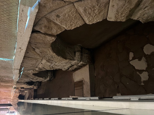 ローマの老舗デパート「リナシェンテ」地下1階奥にあるヴィルゴ水道橋の遺跡