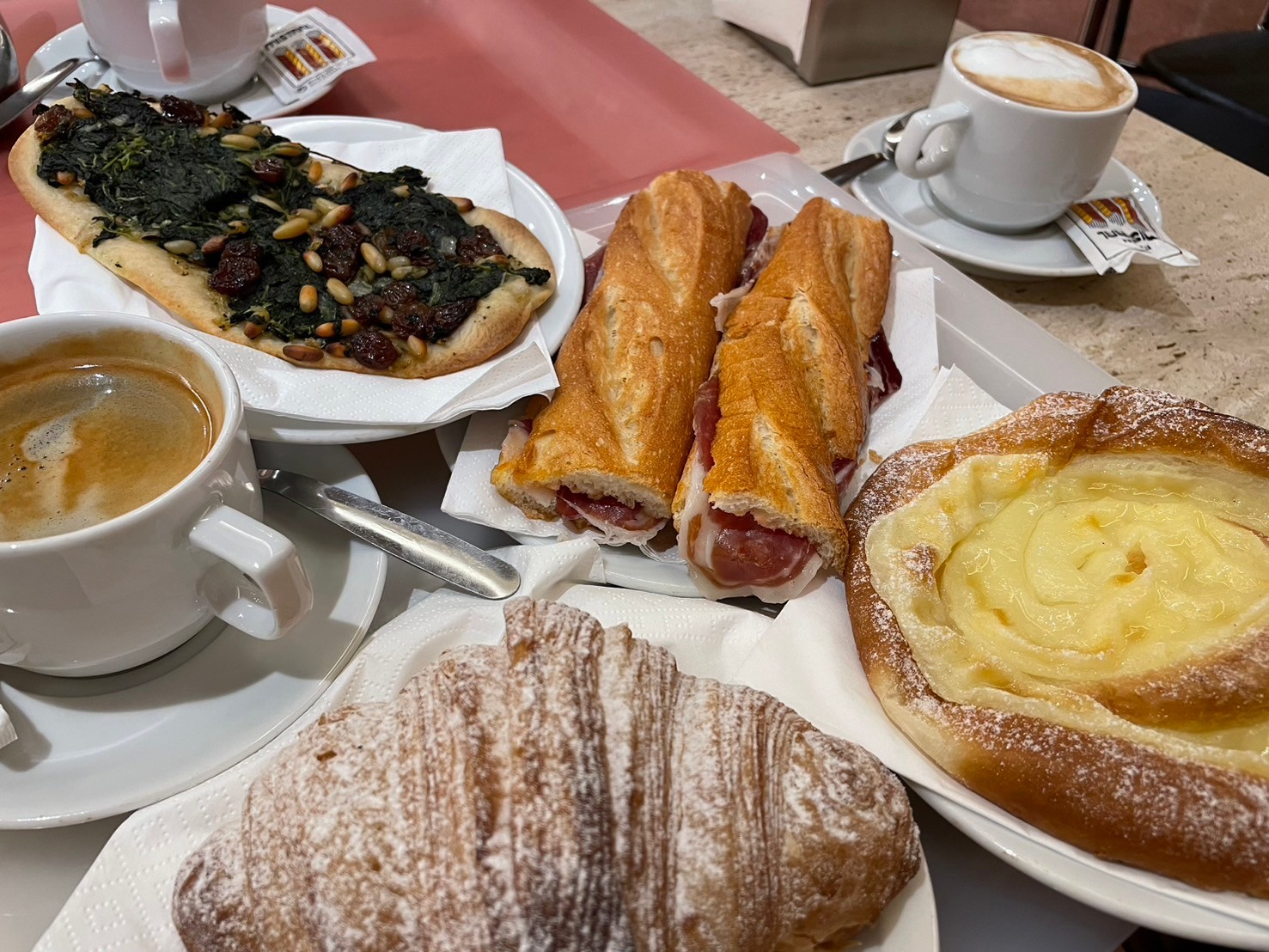 朝食にパン屋さんで食べたパン
