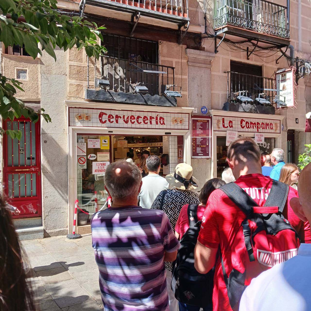 店の前はご覧のように行列の人気店