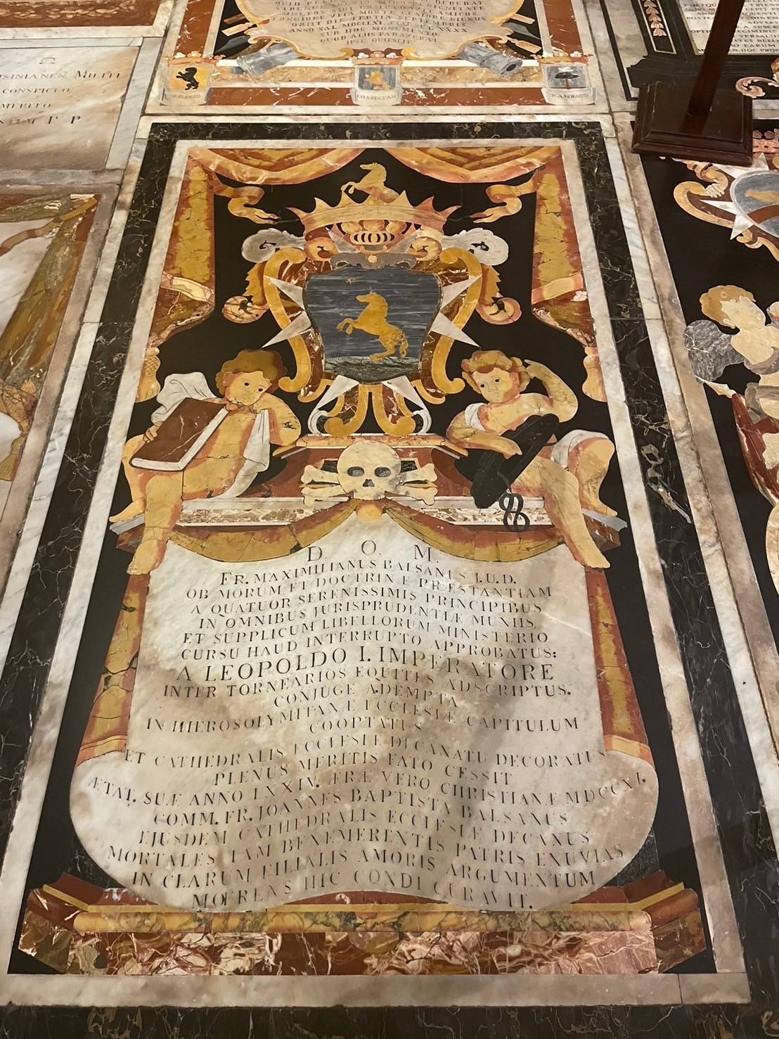 床一面の大理石でできた墓石