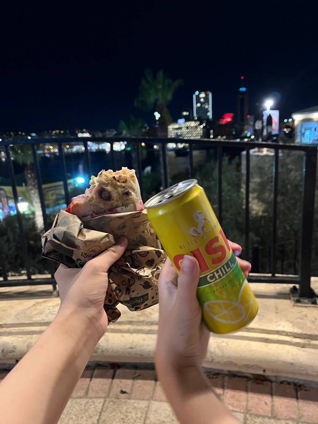 ピザとローカルビール「Cisk」