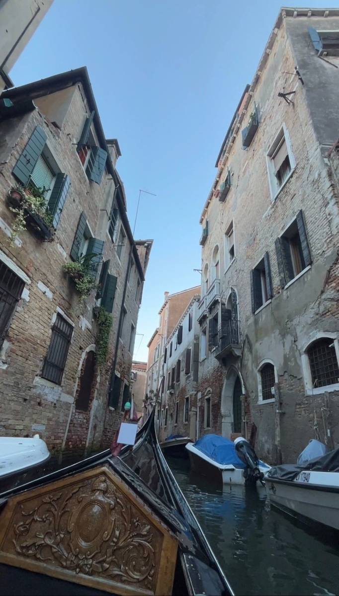 ゴンドラで細い水路を探検