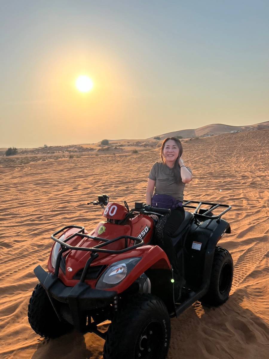 美しい夕日に赤く染まる砂丘で爽快なバギー体験