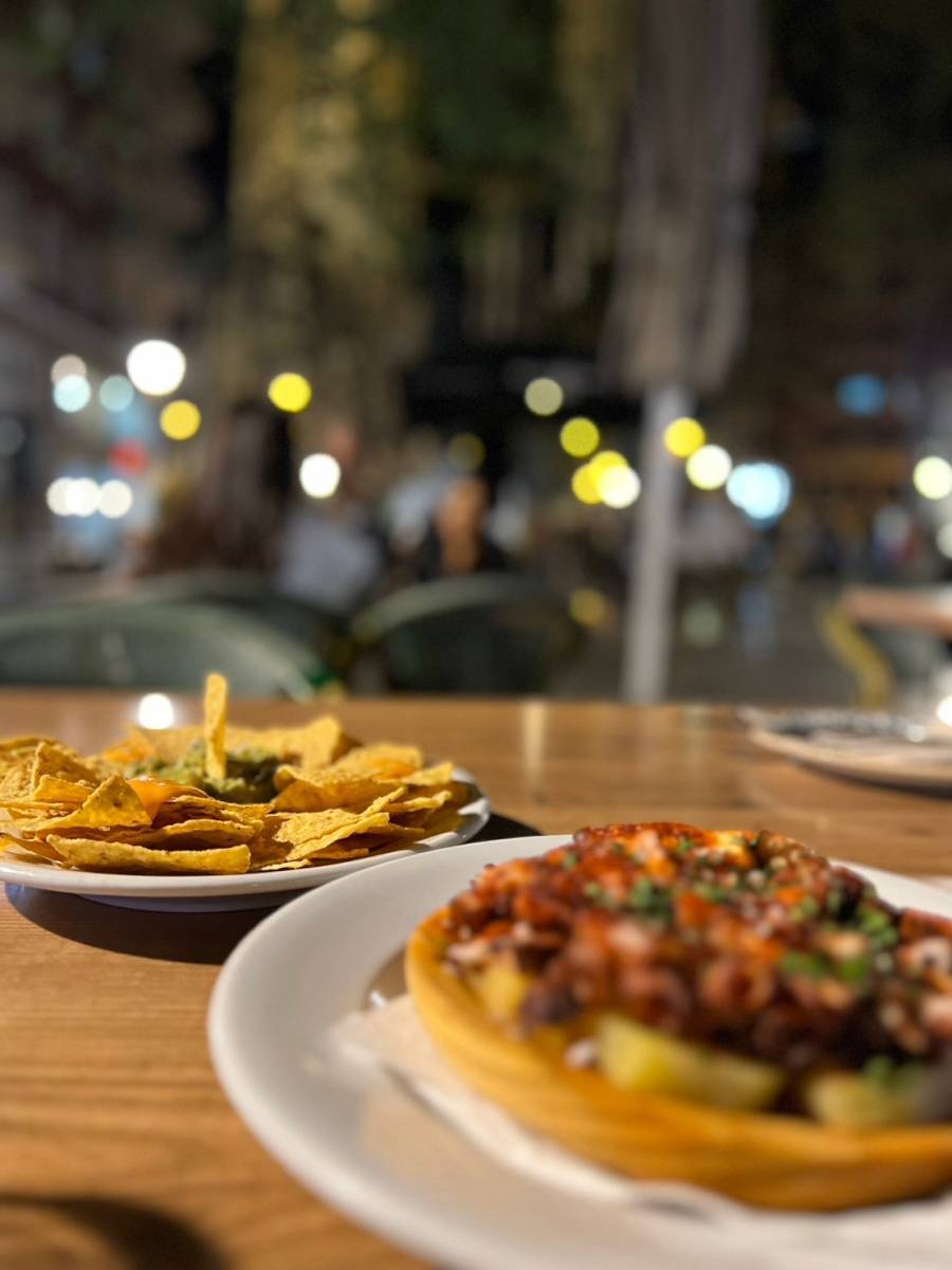 奥に映っているのがサグラダ・ファミリア