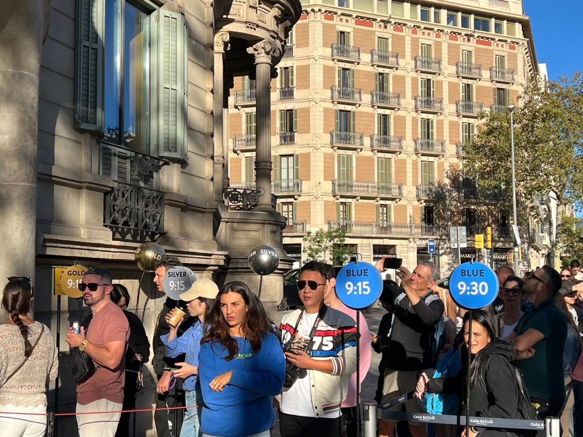 予約チケットによって並ぶレーンが異なります