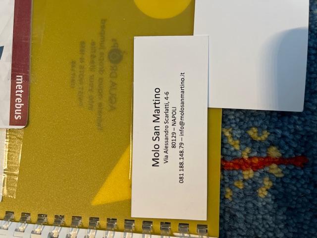 ナポリの丘から下る途中のお店「Molo San Martino」