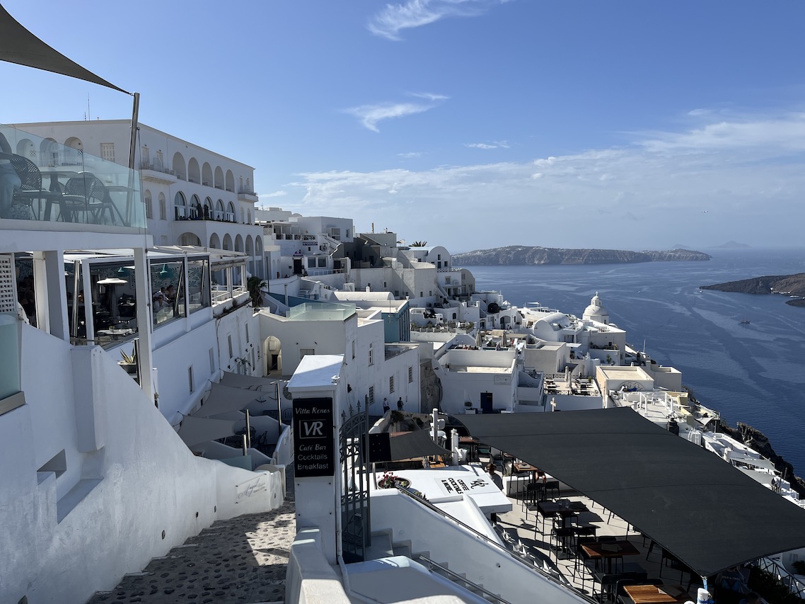 エーゲ海と白の建物のコントラストが美しいフィラの街