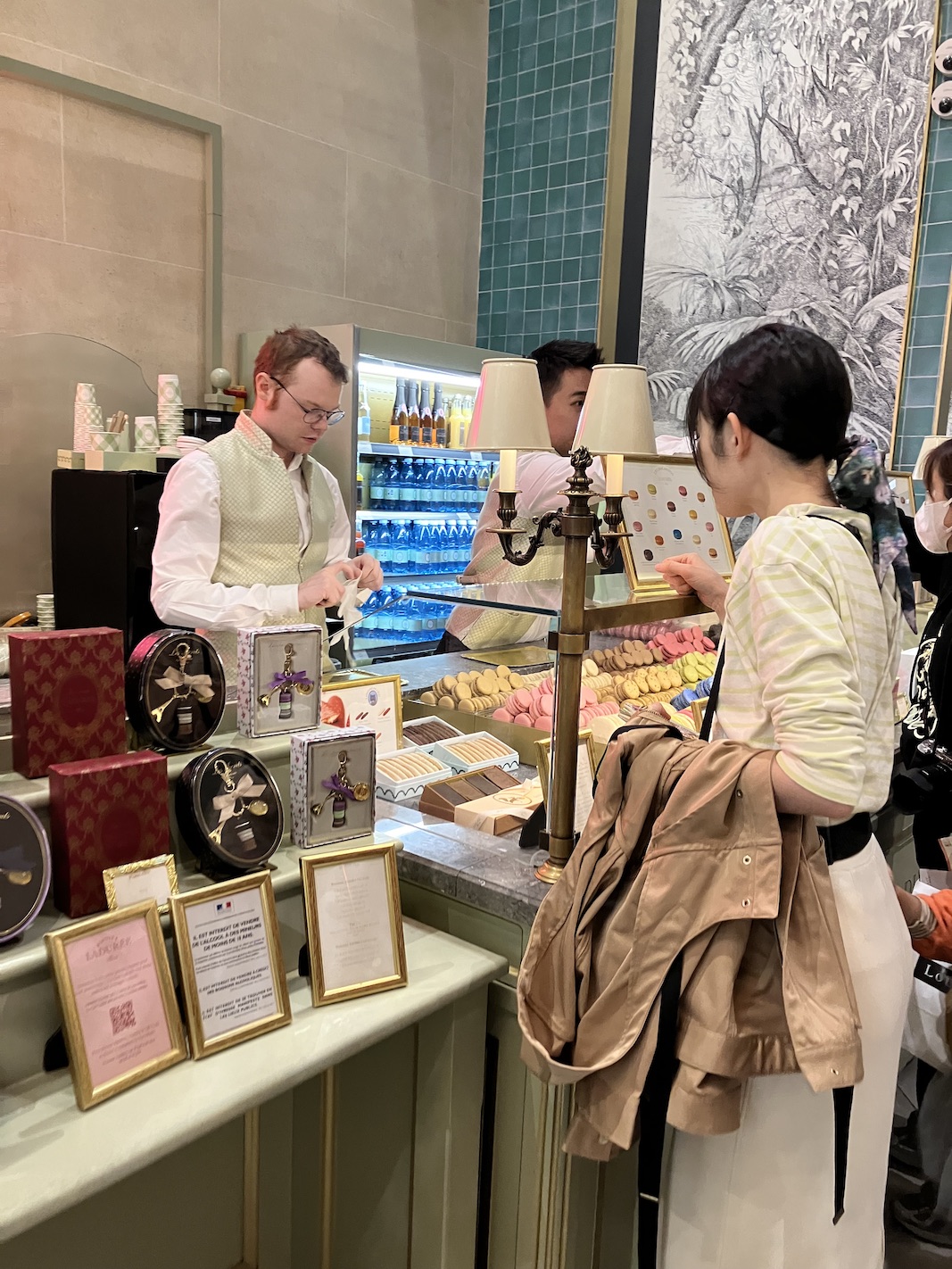 ラデュレの本場のマカロンをいただきました