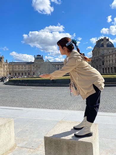 ルーブル美術館と記念撮影!