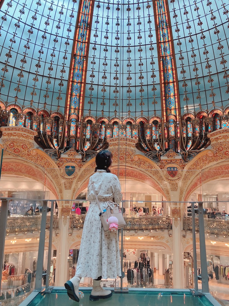 ギャラリーラファイエット、スカイウォークにて美しい天井と一緒に撮影