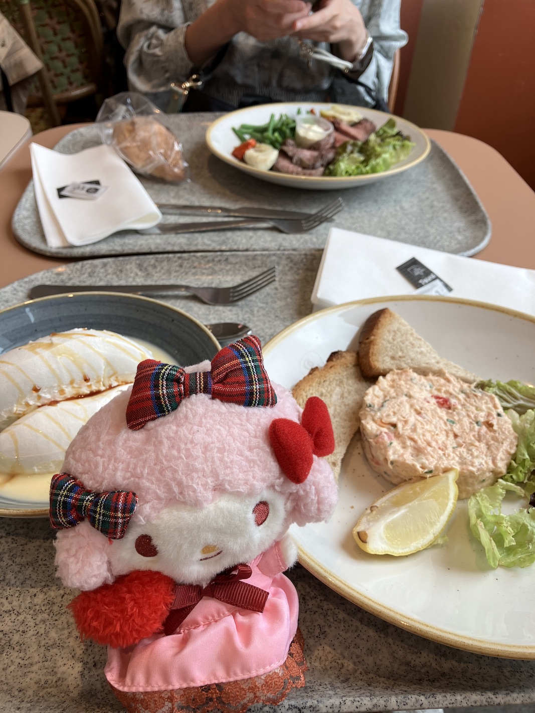 フードコートでは手軽にフレンチを楽しめます