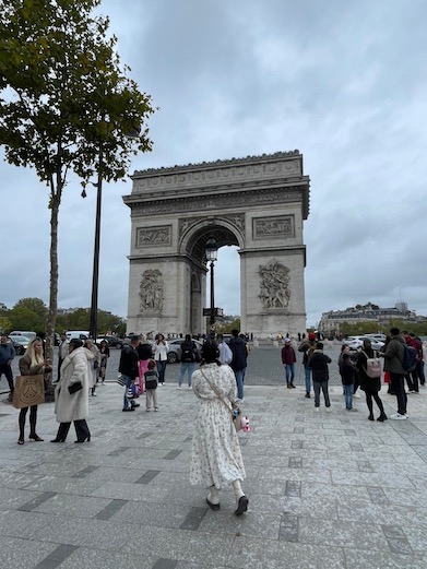 凱旋門はとても大きく圧倒されました
