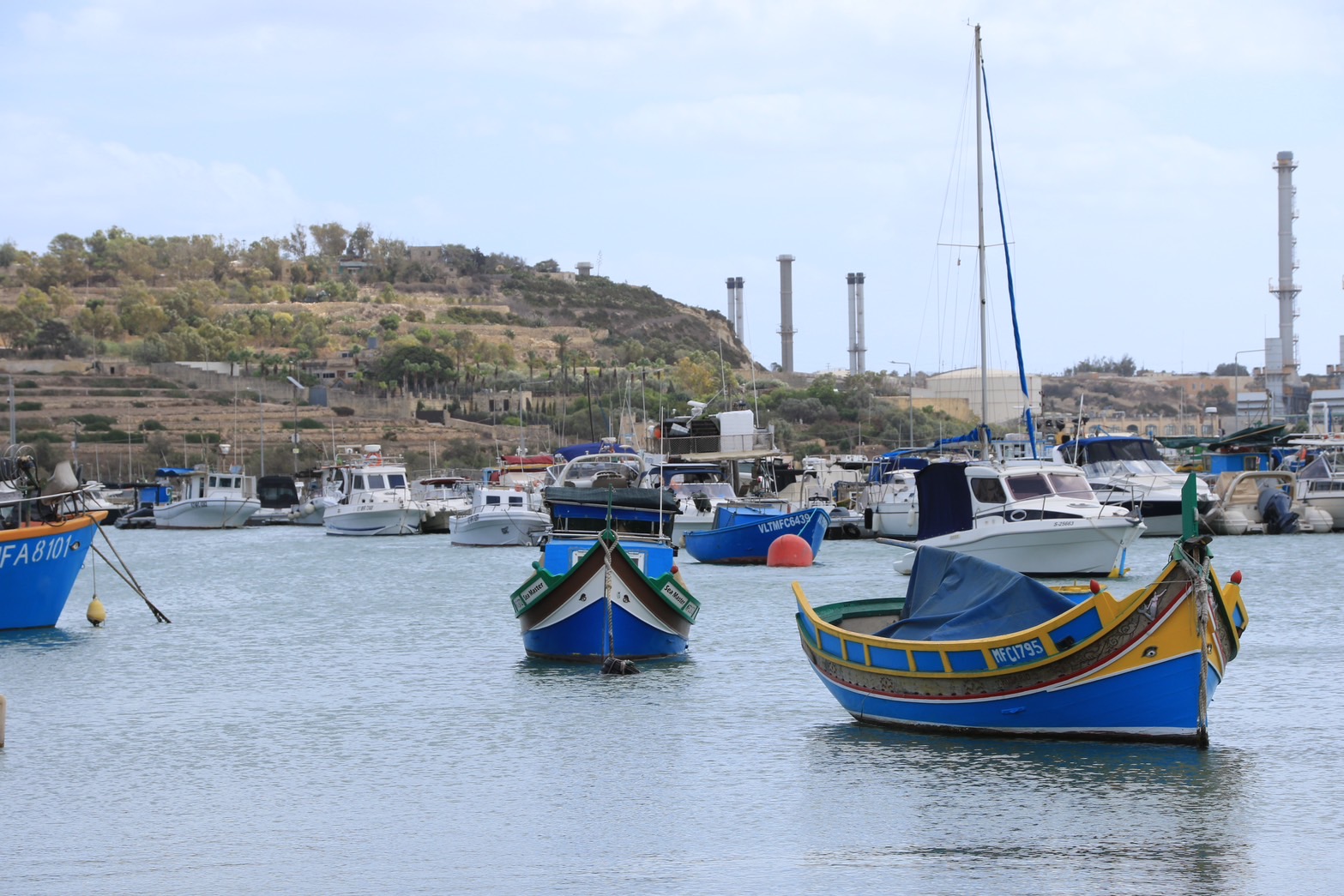 漁村のマルサシュロックでは、カラフルな船がたくさん並んでいました