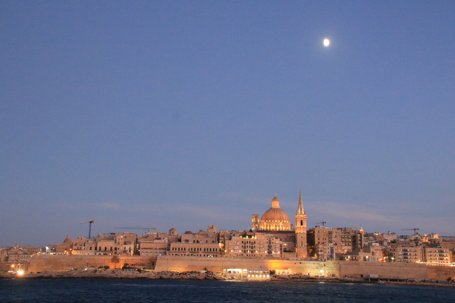 フェリーから見たマルタの美しい夜景
