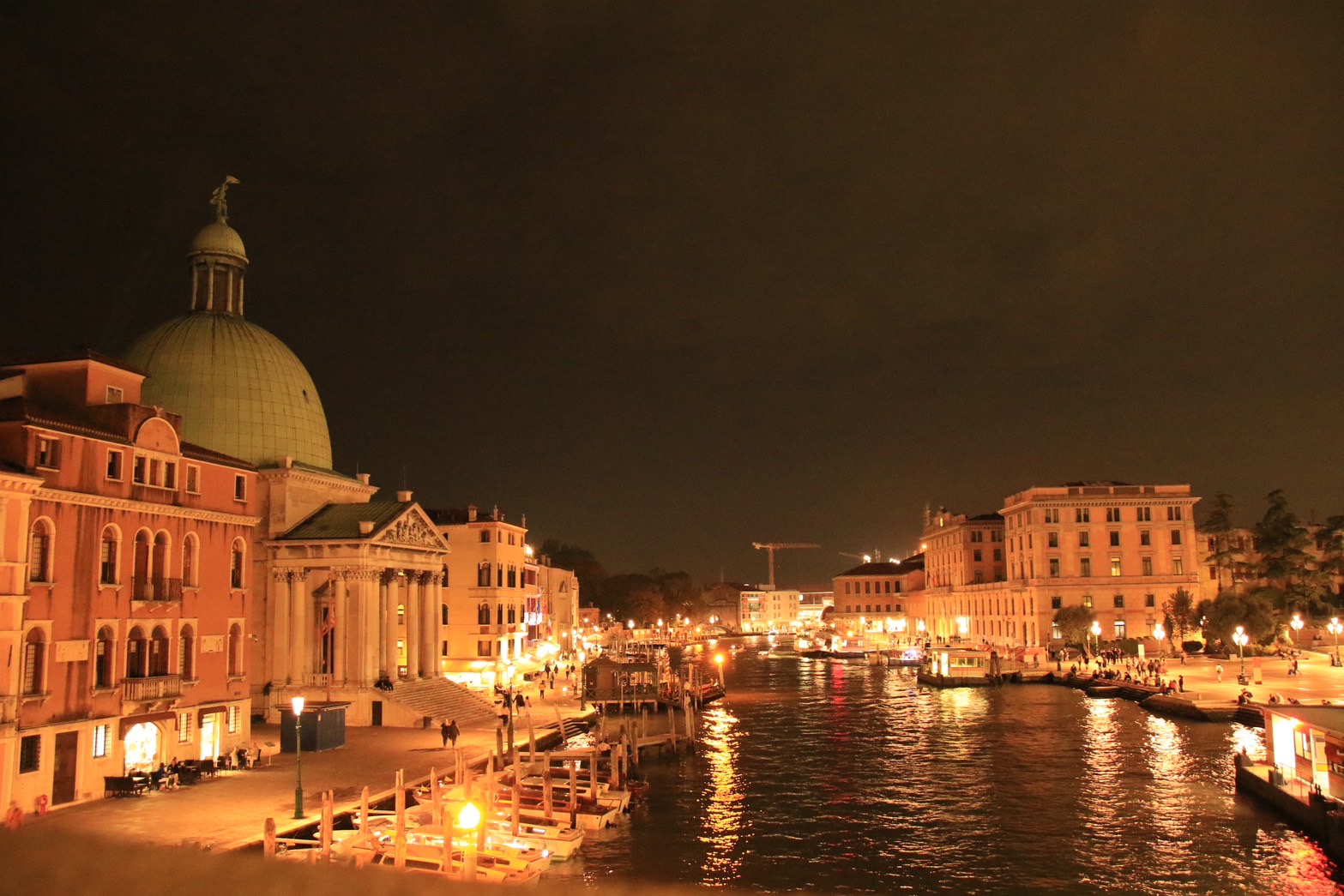運河に映るベネチアの夜景