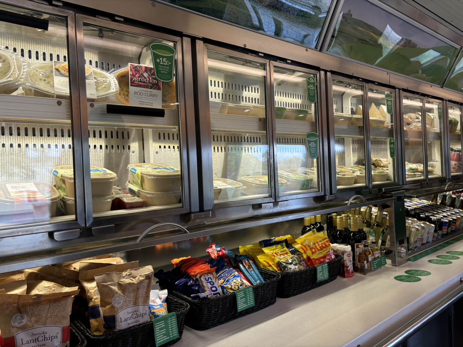 ビストロ車両には様々なお料理が選べます