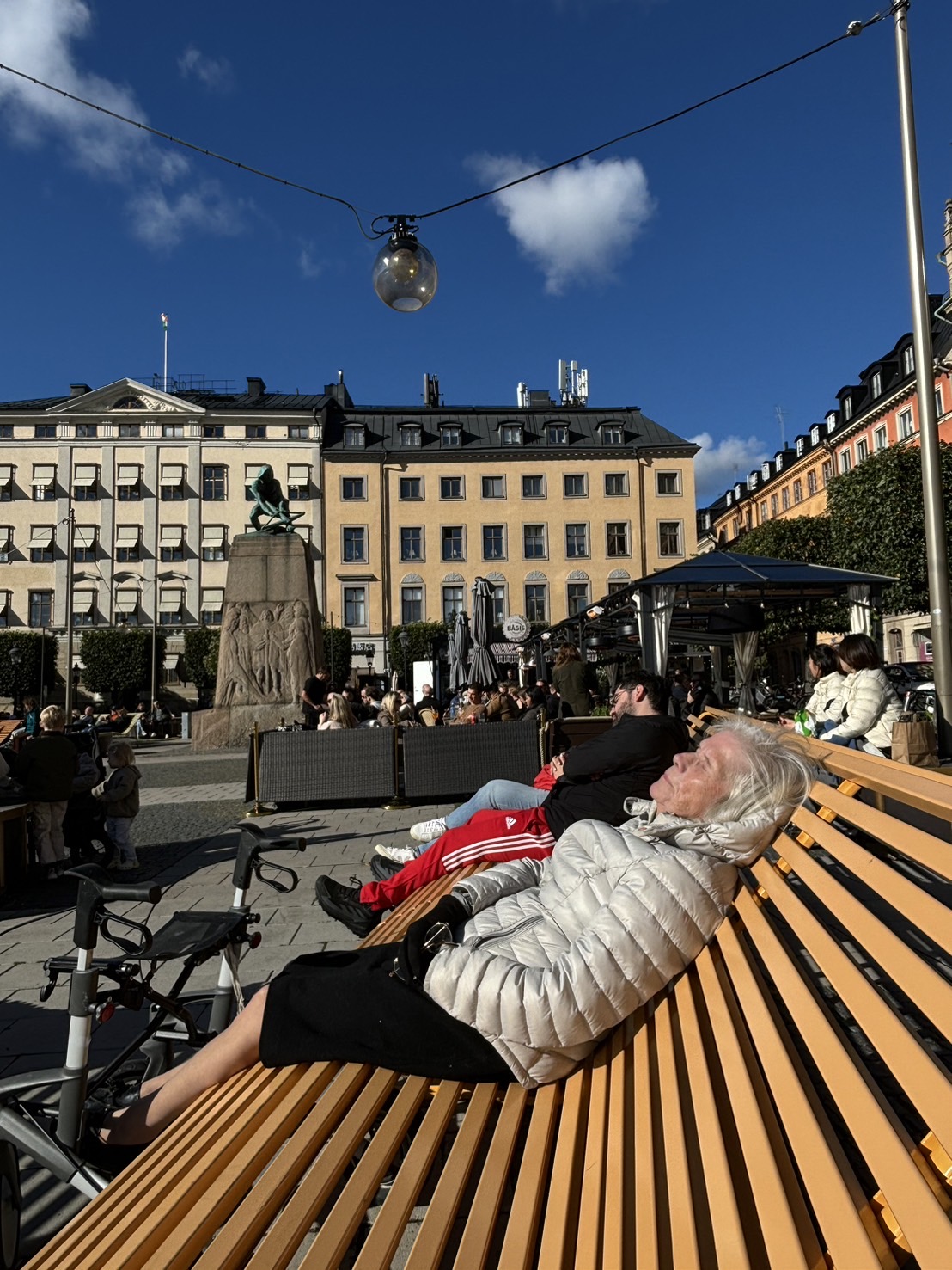 ガムラスタン駅前にあったゆったりベンチ