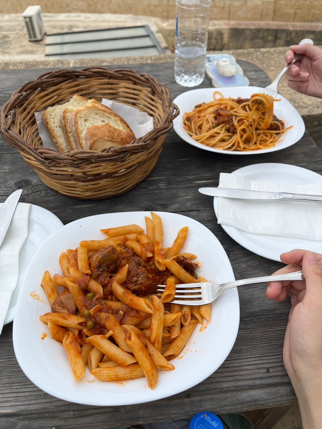 マルタ名物「うさぎ肉」のパスタ