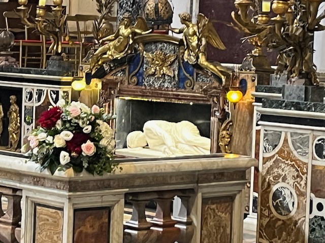 礼拝堂正面に「聖チェチリア」の大理石彫像