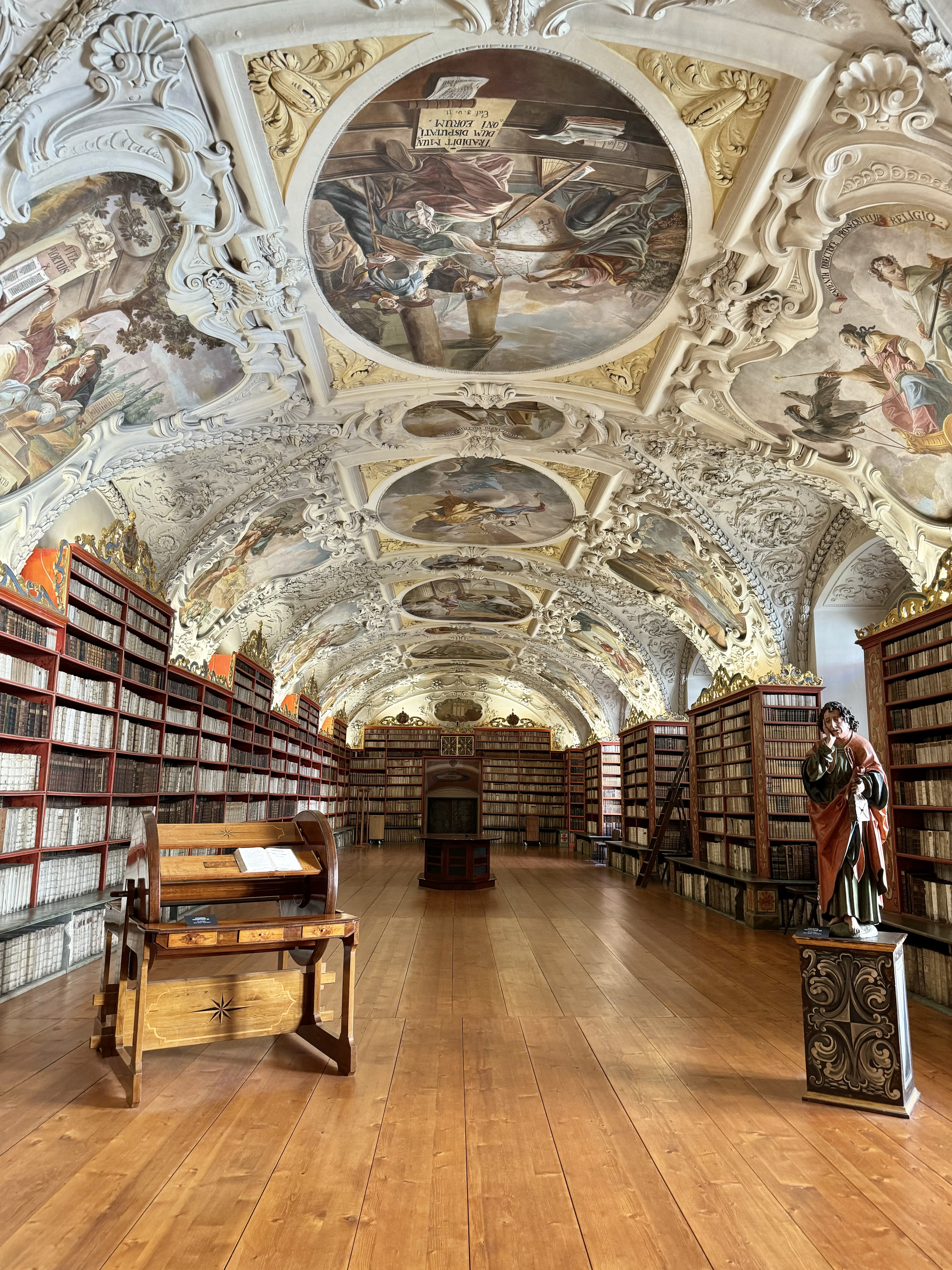 ストラホフ修道院内　世界一美しい図書館