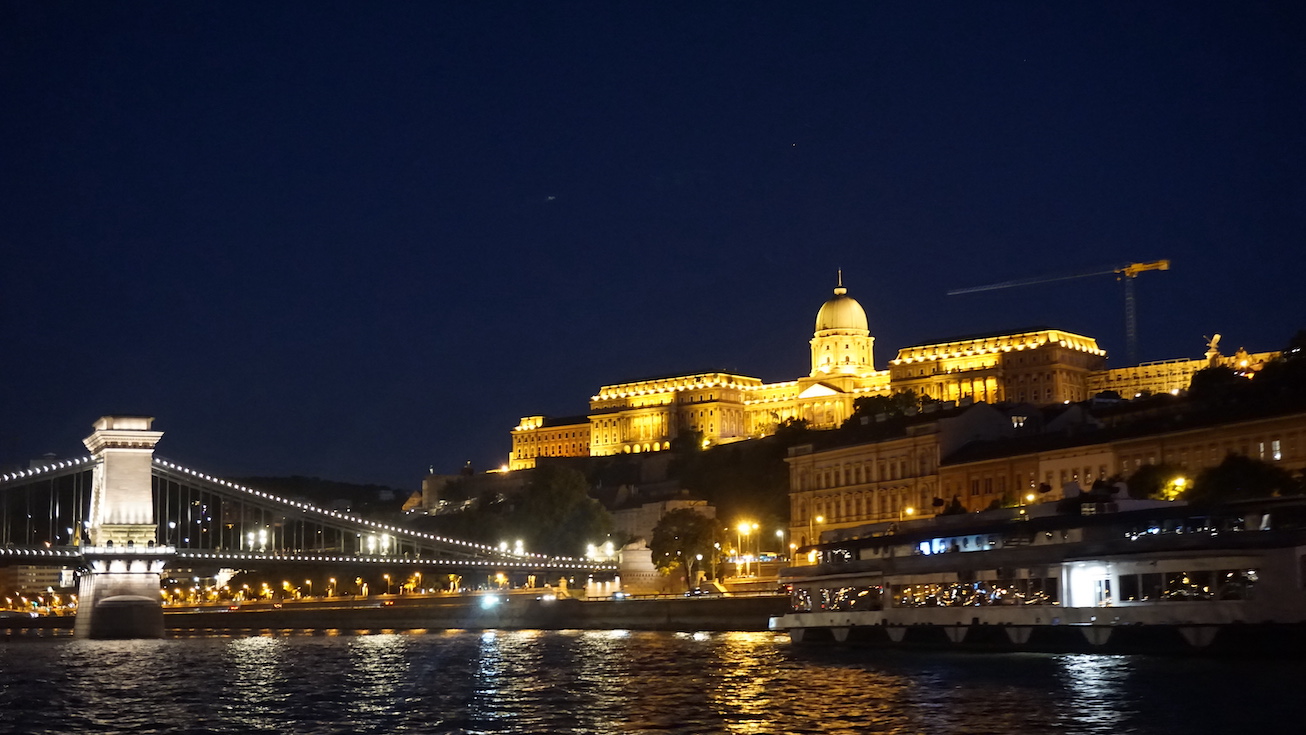 ドナウ川沿いの夜景(ブダ城と鎖橋)