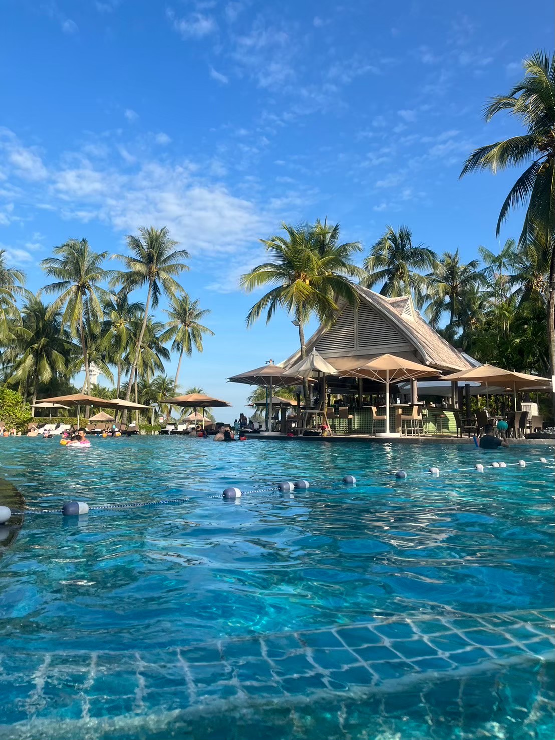 ホテルのプール