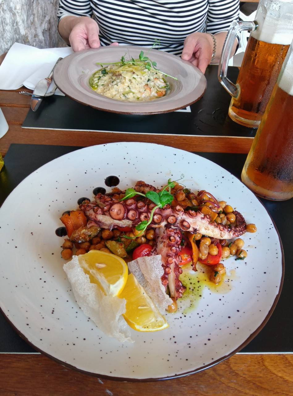 海に囲まれたドブロブニク、柔らかく美味しいタコでした