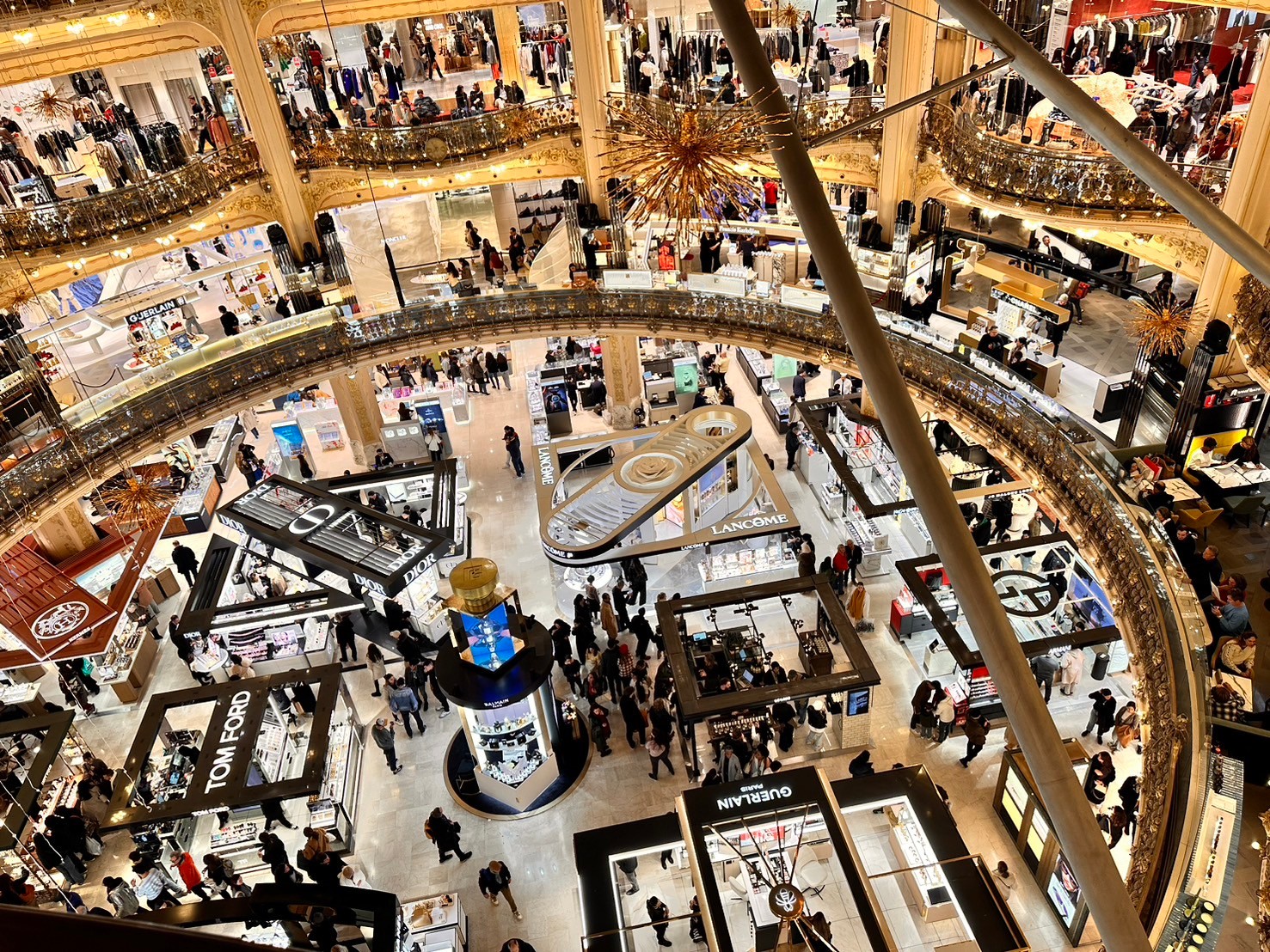 内部は中央が吹き抜けの楽しい造り