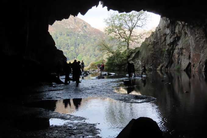 ハイキング中にあった洞窟