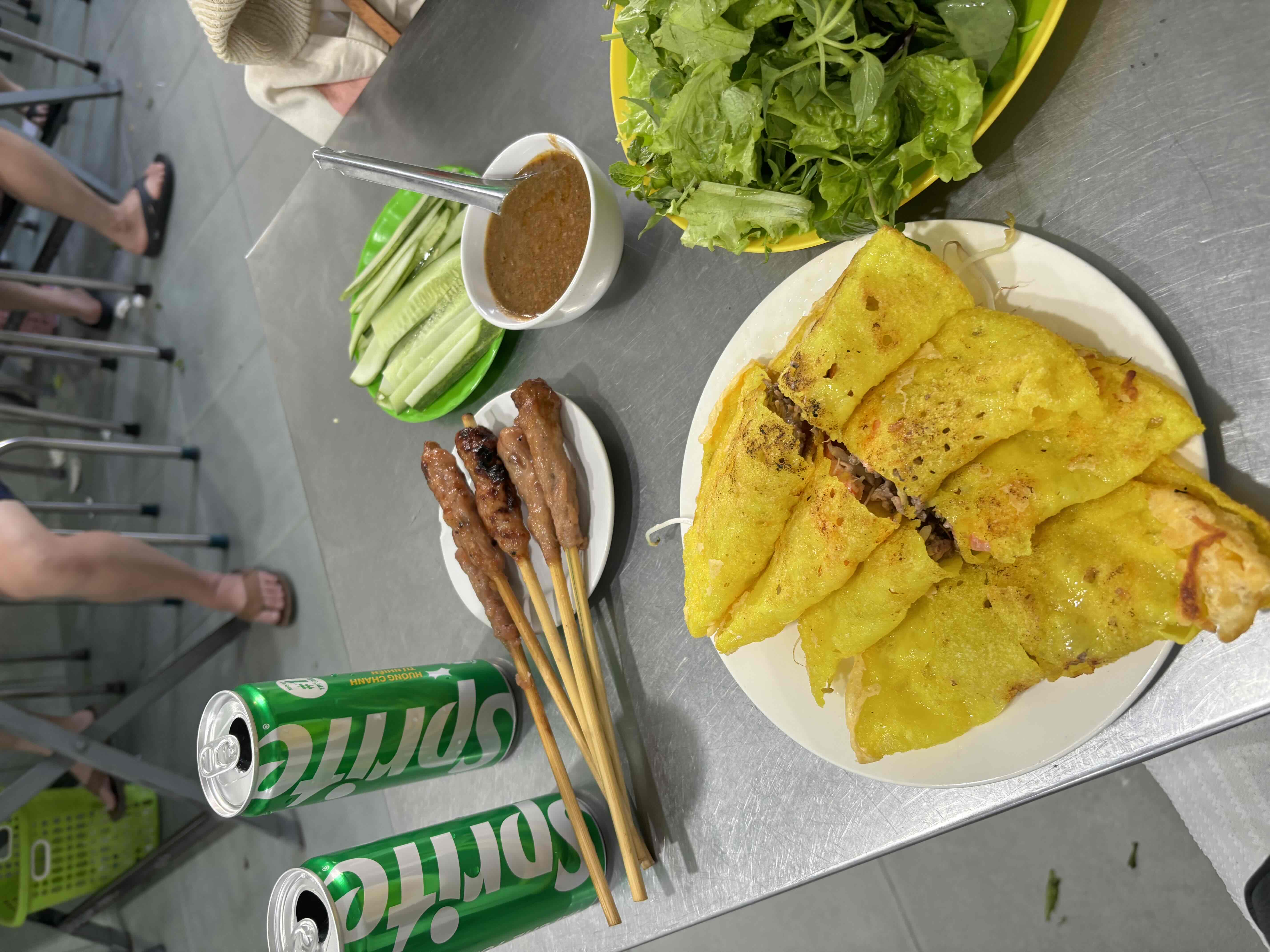 「Bánh Xèo Bà Dưỡng」で食べたバインセオ