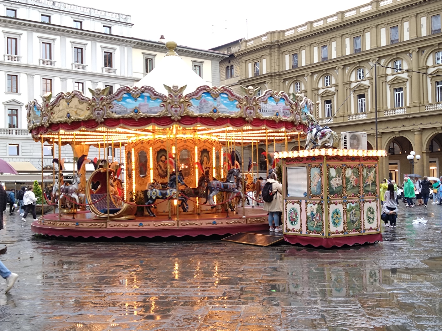 共和国広場にある現役のメリーゴーランド