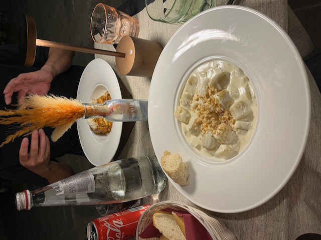 ディナーは素敵なテラス席で、ニョッキとラザニアをいただきました