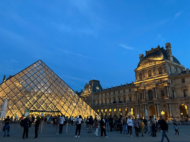 夜のルーブル美術館