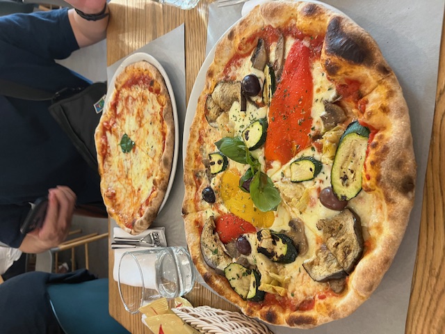 ランチはサンマルコ寺院近くのピザ屋さんへ