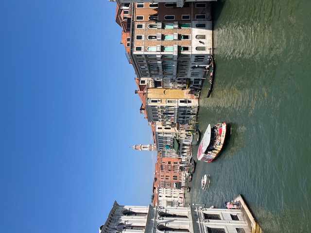 移動は水上バスで