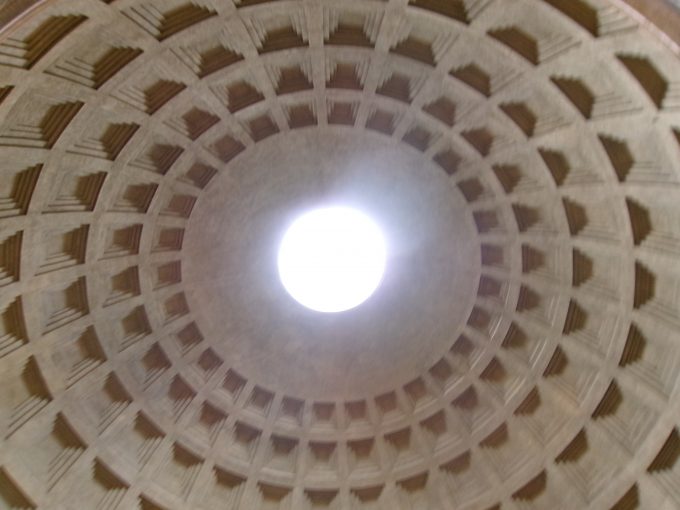 天井に穴があいている「パンテオン」