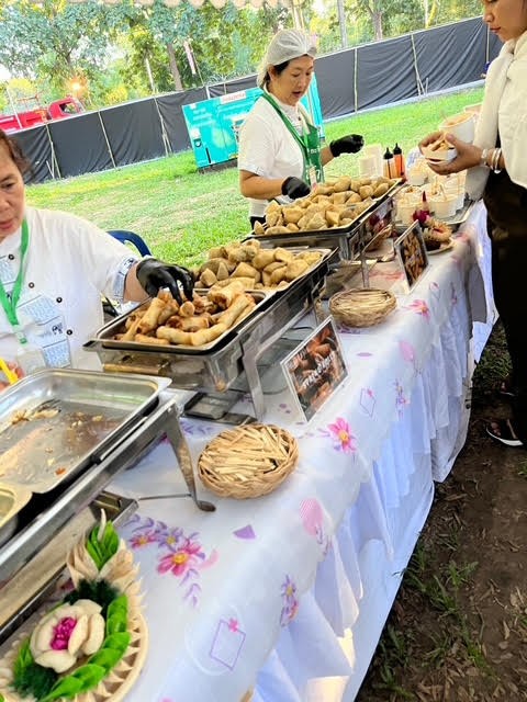 飲食会場の様子（春巻きなど）