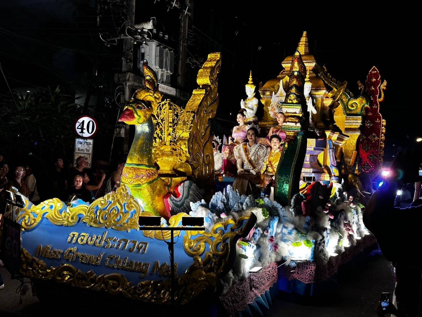 華やかな山車や美しい女性が次々と練り歩くパレード