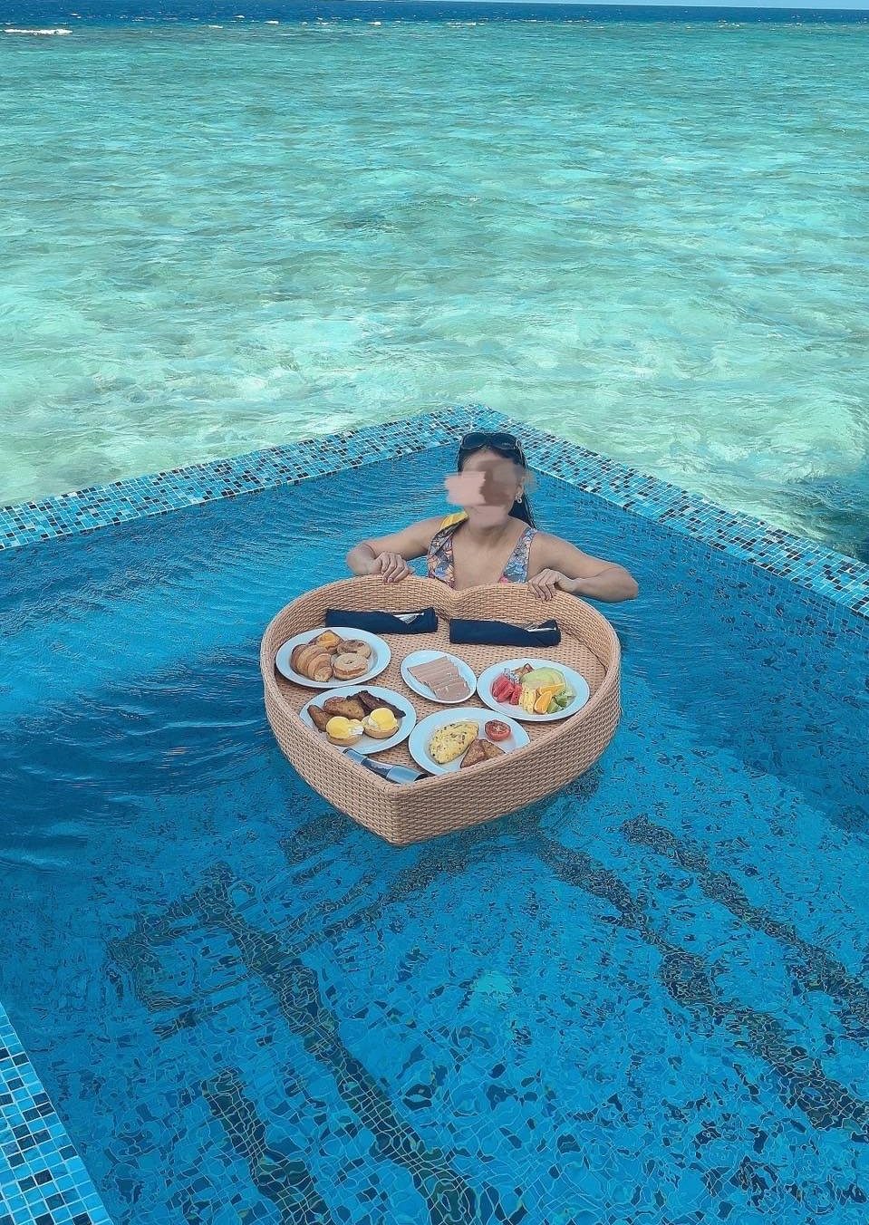 憧れだったプールに浮かぶ食事