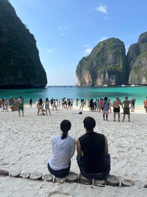 マヤベイを背景に撮影