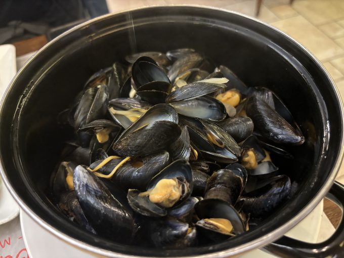 バケツいっぱいのムール貝
