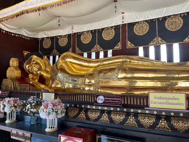 ワットチェディルアンの横たわっている仏像