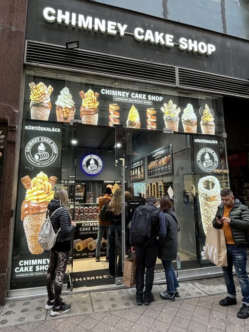 散歩中に立ち寄ったホテル近くのチムニーケーキのお店