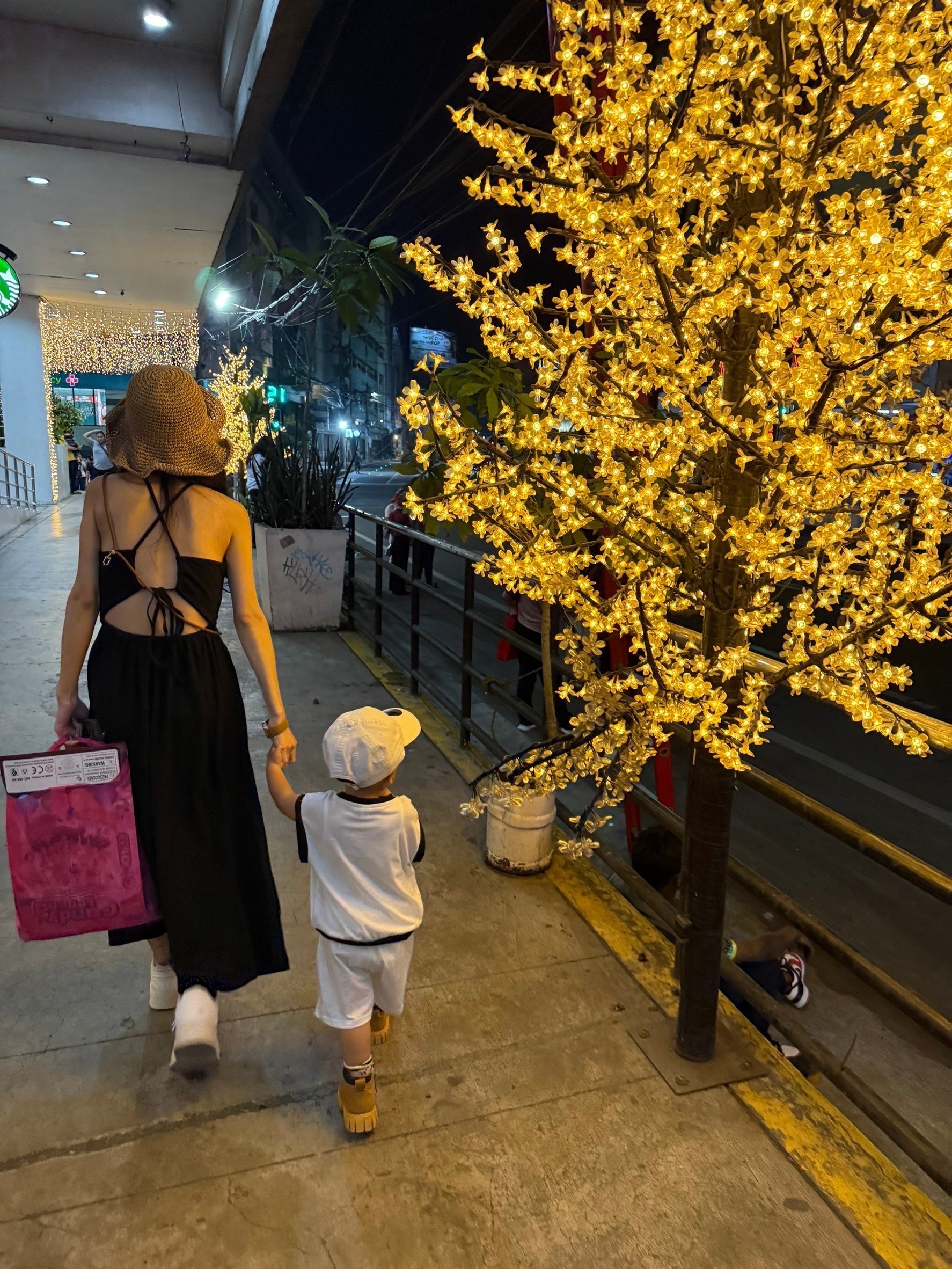 クリスマスシーズンでライトアップされ華やかな街中